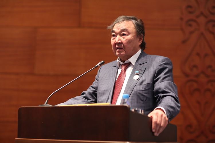 Yazıçı Oljas Süleymanov Almatıda 20 Yanvar faciəsinin anım mərasimində iştirak edib