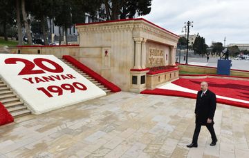  Azərbaycan Prezidenti Şəhidlər xiyabanını ziyarət edib