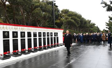  Azərbaycan Prezidenti Şəhidlər xiyabanını ziyarət edib