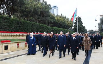 Azərbaycan Prezidenti Şəhidlər xiyabanını ziyarət edib