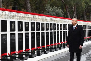  Azərbaycan Prezidenti Şəhidlər xiyabanını ziyarət edib