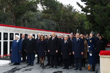  Azərbaycan Prezidenti Şəhidlər xiyabanını ziyarət edib