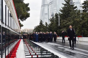  Azərbaycan Prezidenti Şəhidlər xiyabanını ziyarət edib