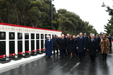  Azərbaycan Prezidenti Şəhidlər xiyabanını ziyarət edib