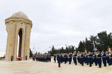  Azərbaycan Prezidenti Şəhidlər xiyabanını ziyarət edib