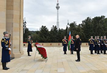  Azərbaycan Prezidenti Şəhidlər xiyabanını ziyarət edib