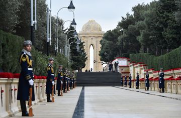  Azərbaycan Prezidenti Şəhidlər xiyabanını ziyarət edib