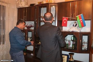 ® Rauf Arifoğlu 20 Yanvar qazilərini və şəhid ailələrini ziyarət etdi: Onlara Quran və bayraq hədiyyə etdi - FOTOLAR