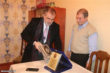 ® Rauf Arifoğlu 20 Yanvar qazilərini və şəhid ailələrini ziyarət etdi: Onlara Quran və bayraq hədiyyə etdi - FOTOLAR