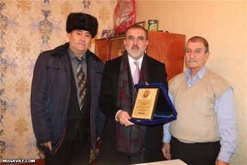 ® Rauf Arifoğlu 20 Yanvar qazilərini və şəhid ailələrini ziyarət etdi: Onlara Quran və bayraq hədiyyə etdi - FOTOLAR