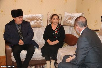 ® Rauf Arifoğlu 20 Yanvar qazilərini və şəhid ailələrini ziyarət etdi: Onlara Quran və bayraq hədiyyə etdi - FOTOLAR