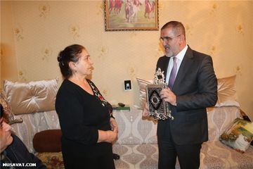 ® Rauf Arifoğlu 20 Yanvar qazilərini və şəhid ailələrini ziyarət etdi: Onlara Quran və bayraq hədiyyə etdi - FOTOLAR