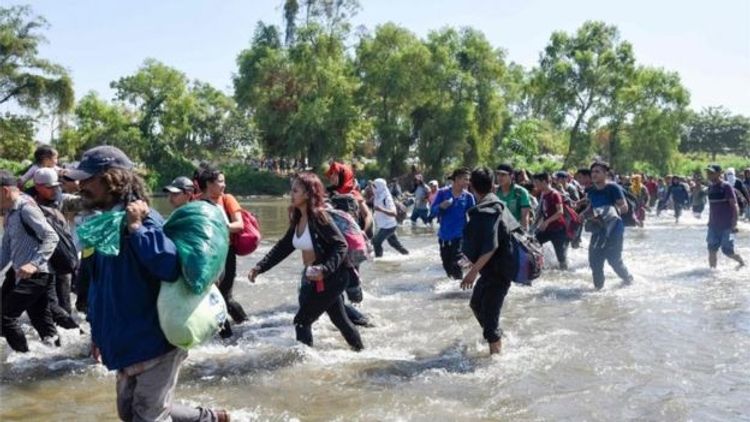 Hundreds of US-bound migrants cross river to reach Mexico