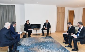 Prezident İlham Əliyev Davosda “CISCO” şirkətinin icraçı vitse-prezidenti və baş maliyyə direktoru ilə görüşüb