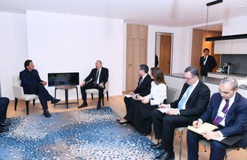 Prezident İlham Əliyev Davosda Pakistanın Baş Naziri ilə görüşüb