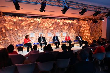 Prezident İlham Əliyev Davos Dünya İqtisadi Forumunun “Strateji baxış: Avrasiya” mövzusunda panel iclasında iştirak edib
