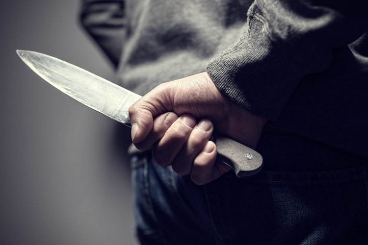 Жительница Баку получила ножевое ранение у себя дома 