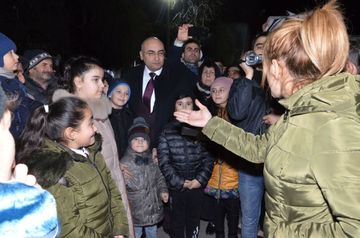 ®Deputatlığa namizəd İqbal Ağazadə Şıxlinski küçəsində seçicilərlə görüşüb