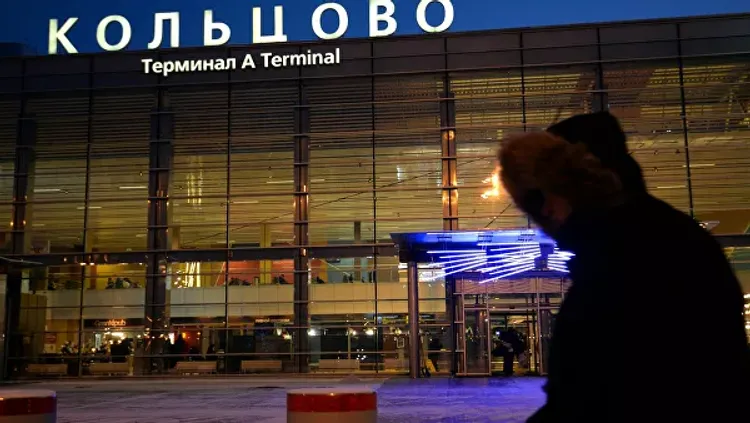 Самолет, вылетевший из Екатеринбурга в Ереван, вернулся в аэропорт из-за датчика шасси