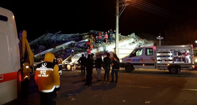 Число погибших в результате землетрясения в Турции достигло 31, пострадали 1556 человек  - ОБНОВЛЕНО-8 - ВИДЕО