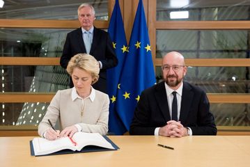 Şarl Mişel və Ursula von der Leyen “Brexit” sazişini imzalayıblar