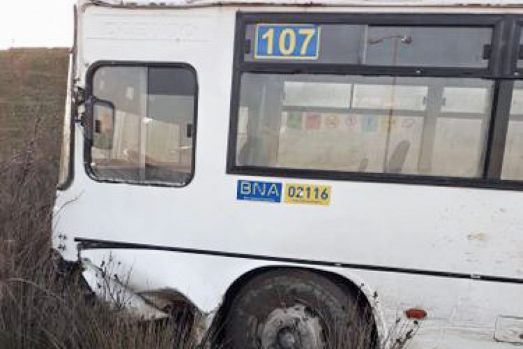 Bakıda marşrut avtobusu ilə minik avtomobili toqquşub, 6 nəfər yaralanıb - YENİLƏNİB