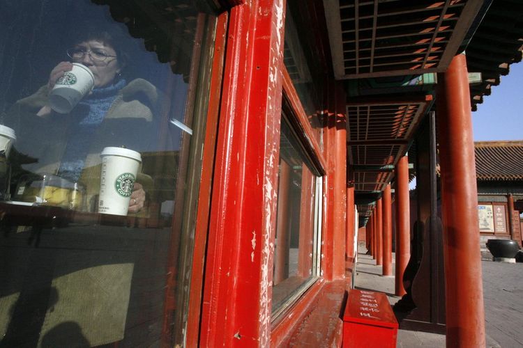 Starbucks shuts shops, suspends delivery in China