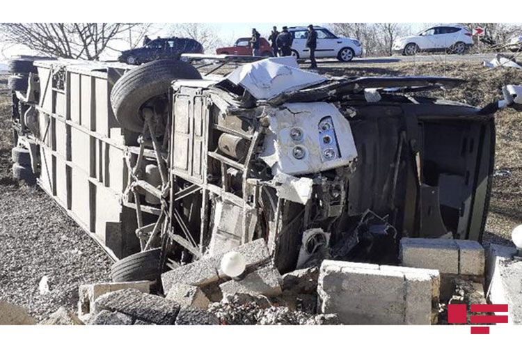 В Азербайджане микроавтобус с туристами попал в ДТП, есть погибшие - ФОТО - ВИДЕО