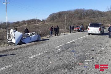 В Азербайджане микроавтобус с туристами попал в ДТП, есть погибшие - ФОТО - ВИДЕО