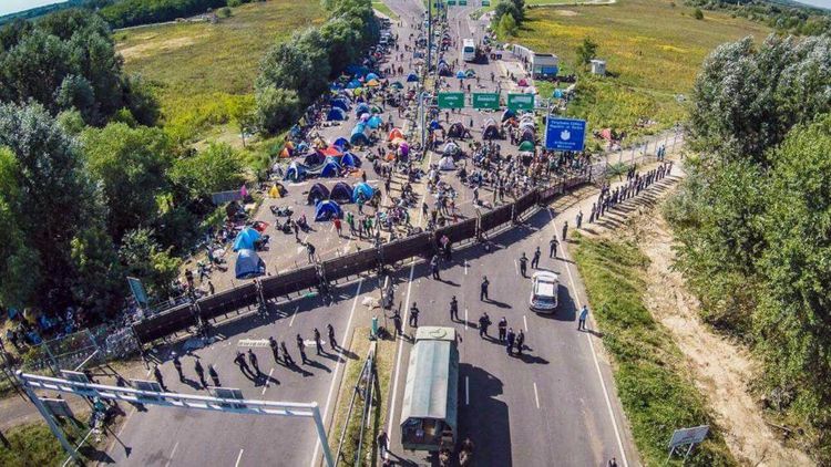 Warning shots fired as migrants rush Serbia