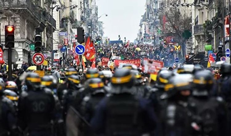 Fransada yanğınsöndürənlərlə polis arasında qarşıdurma olub