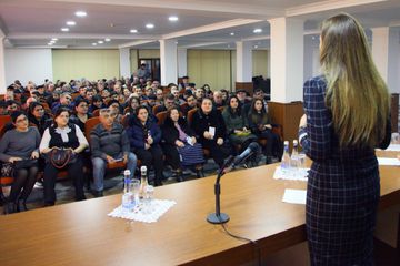 ® Parlament seçkilərində ilk dəfə iştirak edəcək Könül Nurullayeva seçki kampaniyasını aktiv şəkildə davam etdirir