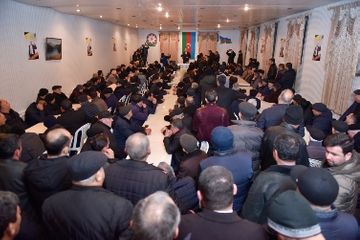 ® İqbal Ağazadə Tusi küçəsində sakinlərlə görüş keçirib