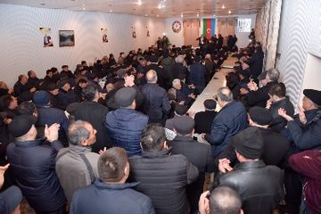® İqbal Ağazadə Tusi küçəsində sakinlərlə görüş keçirib