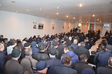 ® İqbal Ağazadə Tusi küçəsində sakinlərlə görüş keçirib