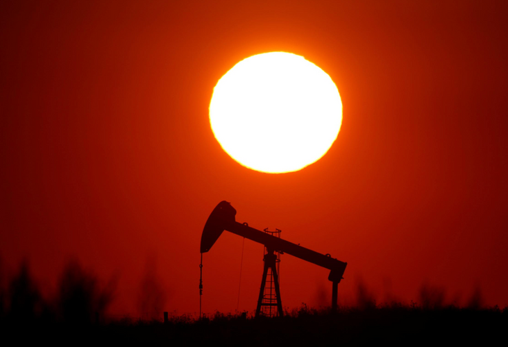 Oil falls as virus death toll climbs, U.S. stocks grow