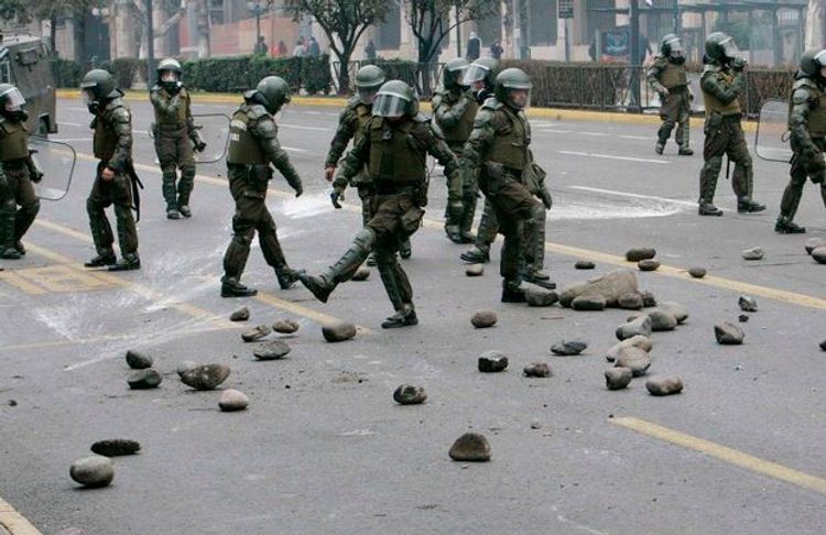 В Чили более 30 полицейских пострадали в ходе протестов