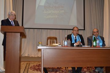 ® Ağalar Vəliyev ağdamlı məcburi köçkünlərlə görüşüb