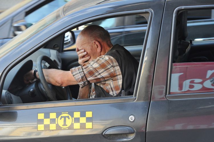 Rusiyada taksi sürücülərinin 93%-nin gəliri ciddi azalıb - ARAŞDIRMA