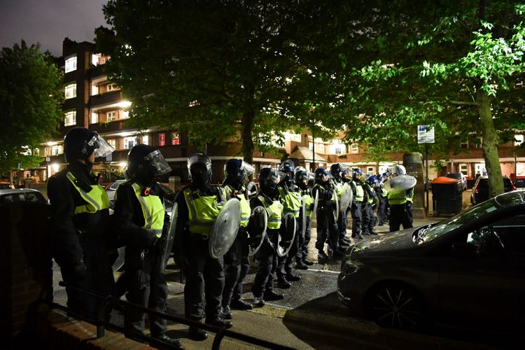 7 police officers injured after unlicensed event in London