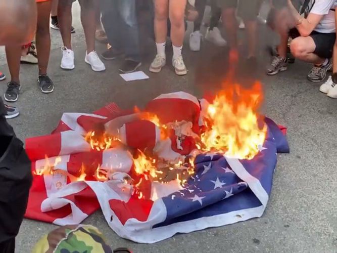 Протестующие у Белого Дома сожгли флаг США после речи Трампа
