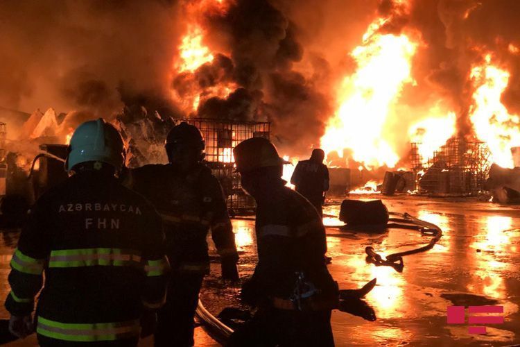 Во время пожара на лакокрасочном заводе Sobsan пострадали 5 сотрудников МЧС, 1 человек госпитализирован в Токсикологический центр