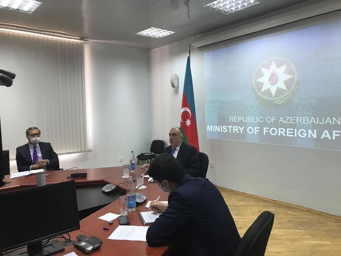 Глава МИД Азербайджана провел встречу с комиссаром ЕС в формате видеоконференции