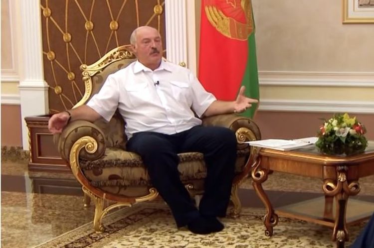 Лукашенко пришел на интервью без обуви - ВИДЕО