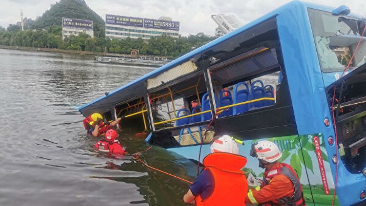 Çində məktəbli avtobusu su anbarına aşıb, 21 nəfər ölüb