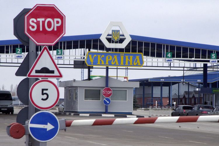 Украина возобновила работу четырех пунктов пропуска на границе с РФ
