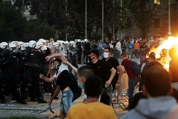 Serbiyada 118 polis iğtişaşlar zamanı xəsarət alıb