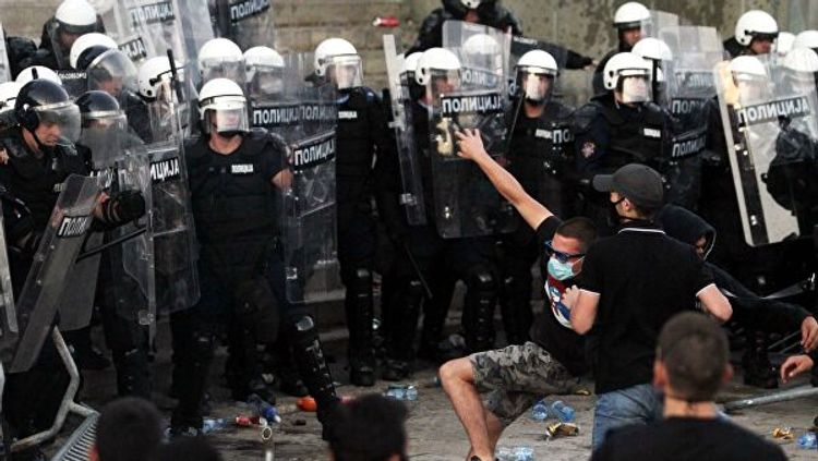 В Белграде разогнали протестующих перед зданием парламента