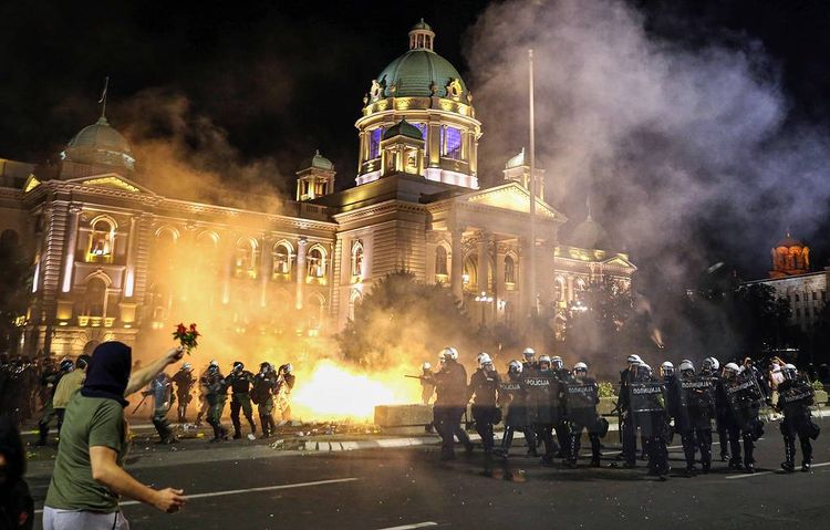 Около 20 человек пострадали в ходе беспорядков в Белграде
