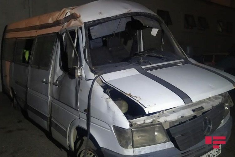 В Шамкире перевернулся микроавтобус, ранены 6 человек - ОБНОВЛЕНО - ФОТО